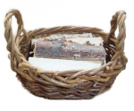 Tragekorb mit Holzscheiten